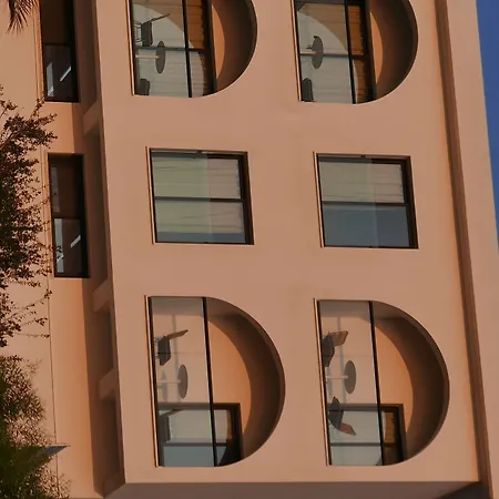Hotel E.j. Bay 2*