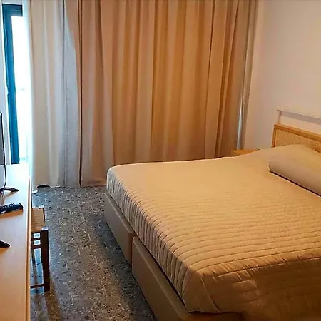 E.j. Bay Hotel 2*