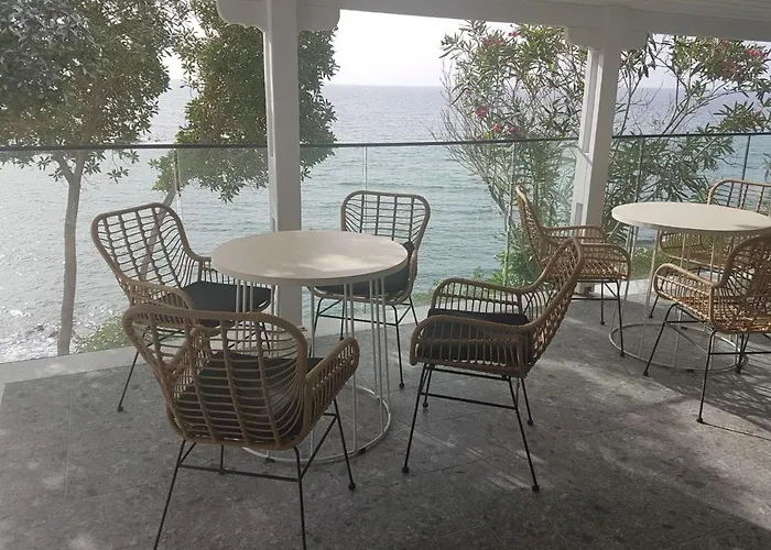 E.j. Bay Hotel Kato Pyrgos